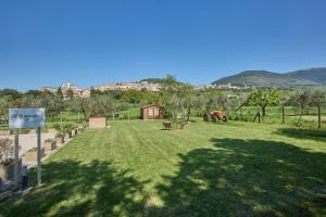 een groot grasveld met een bord in het midden bij Il Granaio di Rossetti Elisabetta in Assisi