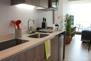 una cucina con un lavello e un piano di lavoro di HOM I Departamento Estudio en Mejor Zona Frente al Mall 1218 ad Antofagasta Altre 22 foto