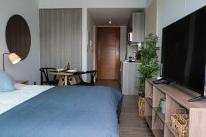 una camera da letto con un letto e una TV a schermo piatto di HOM I Departamento Estudio en Mejor Zona Frente al Mall 1218 ad Antofagasta
