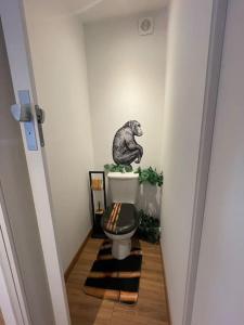 ein Badezimmer mit einem WC mit einer Statue eines Bären darauf in der Unterkunft Le duplex de vos rêves in Saint-Dizier