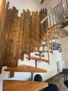eine Treppe in einem Zimmer mit Holzwänden in der Unterkunft Le duplex de vos rêves in Saint-Dizier