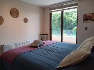Llit o llits en una habitació de Amplio Depto de 2 dormitorios Frente al Lago y Parking Servicio HOM