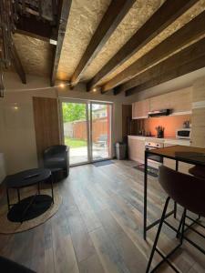 eine Küche mit einem Tisch und Stühlen im Zimmer in der Unterkunft Le duplex de vos rêves in Saint-Dizier