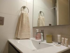 uma casa de banho com um lavatório e um espelho em Espectacular Depto 2D2B Frente al Lago y Parking Servicio HOM em Puerto Varas