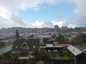an aerial view of a town with cars parked in a parking lot at HOM I Vista a la ciudad 4PAX cerca de la Costanera in Puerto Varas +36 photos