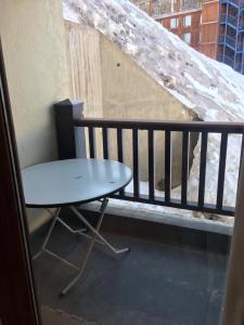 a table sitting on a balcony next to a railing at Estudio Edif valle Cóndores en valle Nevado SKIOUT Servicio HOM in Lo Barnechea