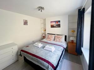 Postel nebo postele na pokoji v ubytování Sleep 2 Cosy Flat With Modern Amenities