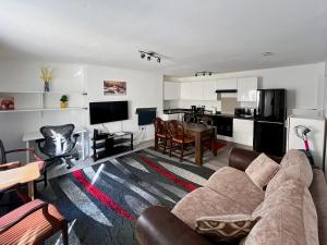un soggiorno con divano e una sala da pranzo di Sleep 2 Cosy Flat With Modern Amenities a Brighton & Hove