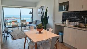 a kitchen and living room with a table and chairs at HOM I Dúplex con Terraza y Parking con vista al Mar 1118 in Antofagasta +41 photos