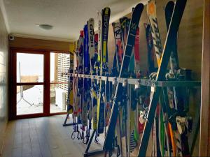 Ein Haufen Snowboards stehen an einer Wand. in der Unterkunft Edif El Plomo Acogedor Depto en Valle Nevado 6PAX Servicio HOM in Farellones