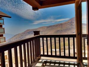 einen Balkon mit Bergblick in der Unterkunft Edif El Plomo Acogedor Depto en Valle Nevado 6PAX Servicio HOM in Farellones