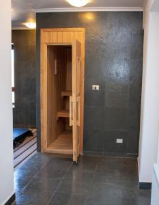 Zimmer mit Holztür in einem Zimmer in der Unterkunft Edif El Plomo Acogedor Depto en Valle Nevado 6PAX Servicio HOM in Farellones