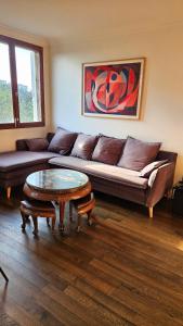 ein Wohnzimmer mit einem Sofa und einem Couchtisch in der Unterkunft Big & calm familial apartment with balcony, car parking and free wifi in Villejuif