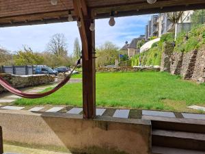 una vista de un patio desde un porche con una manguera en CASTEL HOME, en Châteaubourg