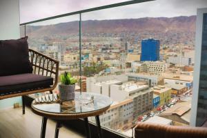 Una sala de estar con vista a una ciudad. en HOM I Comodo Depto Estudio 2PAX PNB 0516, en Antofagasta