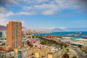 una vista aérea de una ciudad con edificios y el océano en Acogedor depto Home estudio ServicioHOM 0516, en Antofagasta
