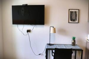 TV de pantalla plana colgada en una pared con mesa en Acogedor depto Home estudio ServicioHOM 0516, en Antofagasta