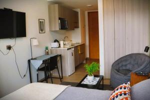 Apartamento pequeño con cocina y sala de estar. en Acogedor depto Home estudio ServicioHOM 0516, en Antofagasta