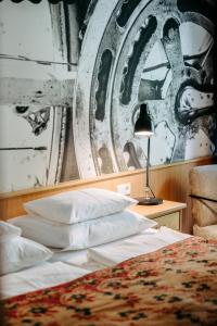 sypialnia z łóżkiem i stołem z lampką w obiekcie Hotel Drahteselböck w mieście Rust