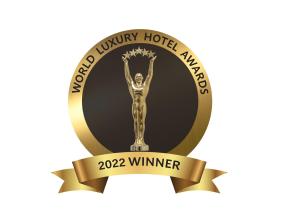 um troféu de ouro com uma mulher num círculo negro com uma fita em The Radh Hotel em Kandy