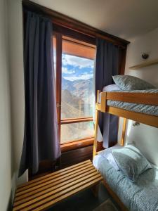 Zimmer mit 2 Etagenbetten und einem Fenster in der Unterkunft Edif Mirador del Inca Espectacular Loft En Valle Nevado 10PAX Piscina in Lo Barnechea