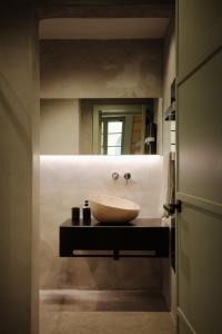 y baño con lavabo y espejo. en Lorenzo x Casa Norte, en Birgu