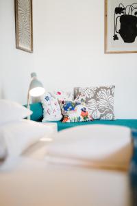 - un canapé avec des oreillers dans le salon dans l'établissement Hotel Drahteselböck, à Rust