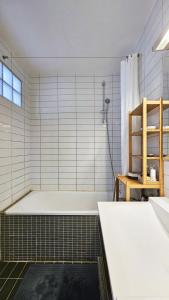 ein Bad mit Badewanne in einem Zimmer in der Unterkunft Big & calm familial apartment with balcony, car parking and free wifi in Villejuif