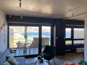 - un salon avec un canapé et une table dans l'établissement Acogedor 2D2B, En Cerro Barón con estacionamiento Servicio HOM, à Valparaíso