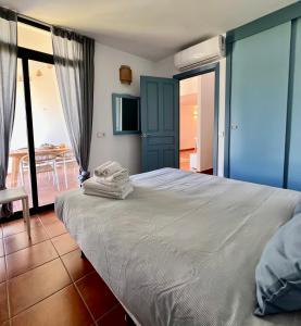 En eller flere senge i et værelse på Casa Tortuga con piscina com