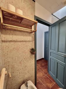 Et badeværelse på Casa Tortuga con piscina com