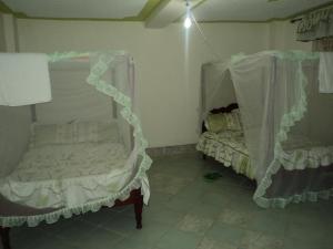 pokój z 2 łóżkami z baldachimem w obiekcie NEDLAND INN w mieście Konza