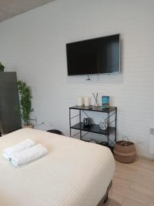 En eller flere senge i et værelse på HOM I Espectacular Estudio a Estrenar en Valparaíso 2PAX 2111 + 28 billeder