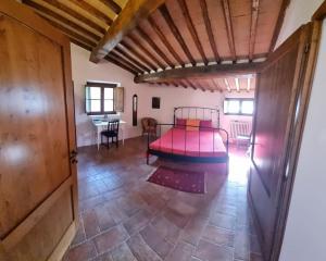 een slaapkamer met een bed en een tafel in een kamer bij Oasi nel cuore del Chianti in San Sano