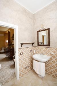 a bathroom with a sink and a mirror at Ampia villa con parco a Sansepolcro in Sansepolcro +33 photos