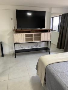 a living room with a large flat screen tv at Inova Flat aconchego no Condominio Cosmopolitan in Palmas