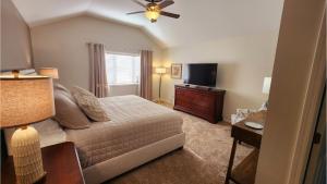 una camera con letto e TV a schermo piatto di Birchwood Dream a Harbor Springs