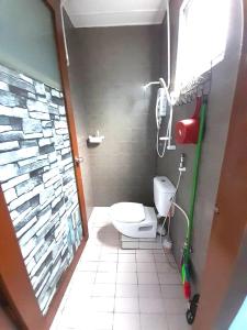 baño con aseo blanco en una habitación en D'TERRACE KUNDASANG, en Ranau