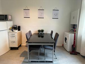 jadalnia ze stołem i krzesłami oraz kuchnia w obiekcie Apartment für Familien, Urlauber und Monteure w mieście Duisburg