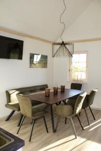 a dining room with a table and chairs at Die Presserei- Kellerstöckl in Moschendorf