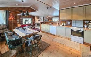 eine große Küche mit einem Tisch und Stühlen in der Unterkunft Gorgeous Home In Eggedal With Kitchen in Haglebu