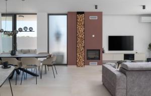 sala de estar con sofá, mesa y TV en Gorgeous Home In Vrsi With Wifi, en Vrsi