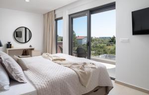 Un dormitorio blanco con una cama y una ventana grande. en Gorgeous Home In Vrsi With Wifi, en Vrsi