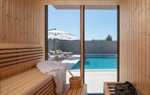 Una piscina vista desde el interior de una casa de madera. en Gorgeous Home In Vrsi With Wifi, en Vrsi 30 fotos más