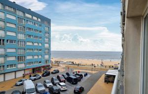 オーステンデにあるGorgeous Apartment In Oostende With Kitchenの建物から海岸の景色を望めます。