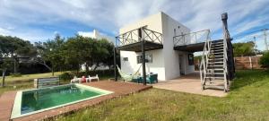 une villa avec piscine et une maison dans l'établissement GreyStone, à Balneario Buenos Aires