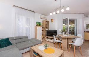瓦塔戚西的住宿－Cozy Apartment In Vantacici With House Sea View，客厅配有沙发和桌子