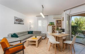 - un salon avec un canapé et une table dans l'établissement Cozy Apartment In Vantacici With House Sea View, à Vantačići