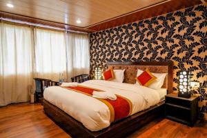 1 dormitorio con 1 cama grande en una habitación en The Pangong Heights Cottages en Leh
