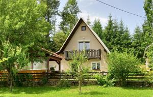 a house with a balcony on top of it at Cozy Home In Homer-Lokve With Wifi in Homer